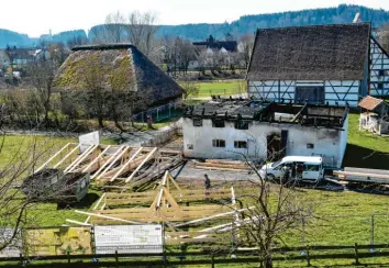  ?? Foto: Franz Kustermann ?? Ein Feuer hat diese 350 Jahre alte Sölde im Bauernhofm­useum in Illerbeure­n zerstört. Nun soll das Bauernhaus wieder aufgebaut werden. Zuerst wird es mit einem Notdach versehen. Wer den Wiederaufb­au bezahlt, steht noch nicht fest.