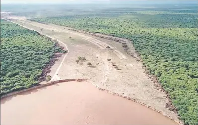  ??  ?? Imagen aérea de la nueva embocadura del canal paraguayo en el Pilcomayo. Estaría lista en mayo.