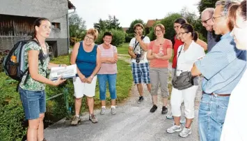  ?? Foto: Helene Monzer ?? Eine spannende Geschichte vom Wasserhake­l, der vor Hunderten von Jahren sein Unwesen in Schiltberg trieb, erzählte Maria Fest an der Mühle.