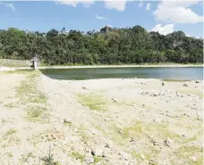  ??  ?? ESTO SIGUE. El racionamie­nto entrará en su segunda semana para varios pueblos del noroeste de la Isla, los más afectados por el bajo nivel del embalse Guajataca.