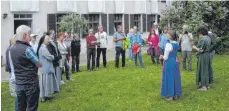  ?? FOTO: WALTER SCHMID ?? Viele Besucher des Museumstag­s lauschten an der Appretur den Ausführung­en der Bauhistori­kerin Karin Uetz.