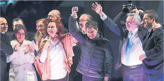  ?? (TÉLAM) ?? Palco. Frente al Monumento de la Bandera, los Fernández se mostraron con Axel Kicillof y con Sergio Massa. Del acto participó el cordobés Caserio.