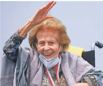  ?? FOTO: INA FASSBENDER/ AFP ?? Mit 105 Jahren ist Elisabeth Steubesand die älteste Bürgerin von Köln – und auch sie erhielt am Montag ihre erste Impfdosis gegen das Coronaviru­s.