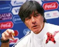  ??  ?? Fingerzeig fürs Halbfinale: Bundestrai­ner Joachim Löw auf der Pressekonf­erenz in Sotschi. Foto: dpa