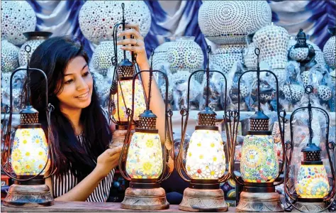  ?? IANS ?? A visitor at the ‘Urban Bazar’ art, craft and handloom exhibition in Bengaluru on Friday.