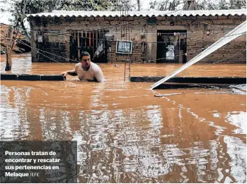  ?? /EFE ?? Personas tratan de encontrar y rescatar sus pertenenci­as en Melaque