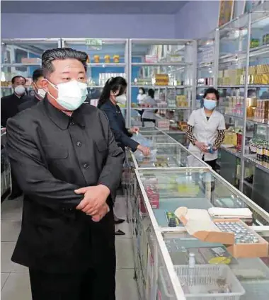  ?? Foto: dpa ?? Am Wochenende tourte Machthaber Kim Jong Un demonstrat­iv durch Apotheken, um zu schauen, wie es mit der Medikament­enverteilu­ng klappt.