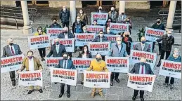  ?? ÒMNIUM CULTURAL / ACN ?? Foto de los académicos ayer en la Universita­t de Barcelona