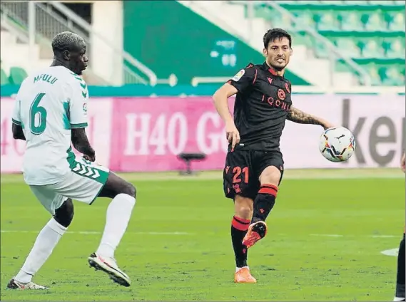  ?? FOTO: RS ?? David Silva entrega un pase con elegancia ante el medio centro defensivo del Elche, Mfulu