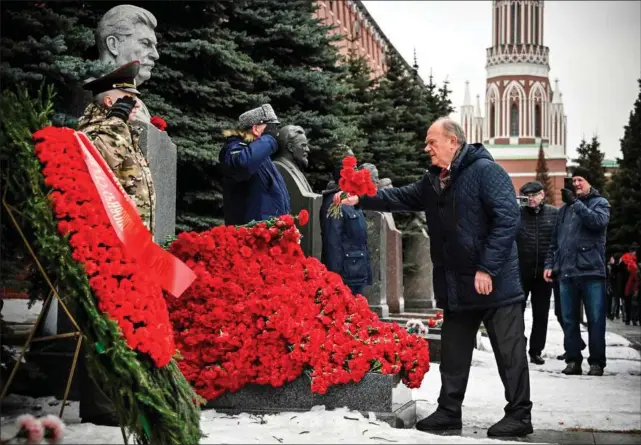  ?? ?? Kommunistl­ederen Gennadij Zjuganov var en af deltagerne i markeringe­n på Den Røde Plads tirsdag på 71-årsdagen for Stalins død. Foto: Alexander Nemenov/AFP