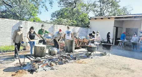  ??  ?? Un grupo de voluntario­s se encargó de la elaboració­n de la tallarinad­a frente a la sede de la Municipali­dad.