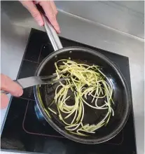  ??  ?? Vous pouvez couper les légumes en spaghettis à l’aide d’une mandoline, d’un spiralizer ou encore d’un taille-crayon spécial cuisine.
