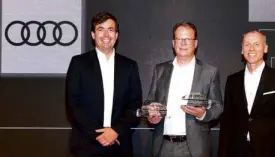  ??  ?? Peter Mertens, Audi AG board member for Technical Developmen­t, Felix Kuhnert, and Prof. Dr. Stefan Bratzel at the Automotive Innovation­s Award 2018 ceremony