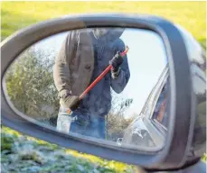  ?? FOTO: DPA ?? Mit martialisc­hen Instrument­en wie Brecheisen gehen Autodiebe in der Regel heute nicht mehr ans Werk.