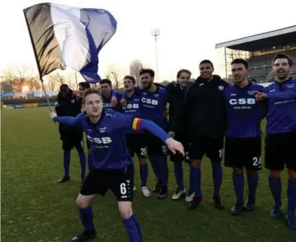  ?? FOTO TOM GOYVAERTS ?? Jeroen Mertens trekt het feestje na de zege tegen Londerzeel op gang.