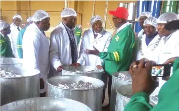  ??  ?? A delegation of farmers from Nyanga tours Best Fruit Processors plant in Norton last Thursday