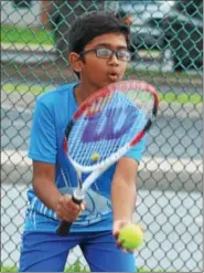  ??  ?? Tanish Panohumart­hi readies to serve during the boys’ 10 singles final at the Orange Crush tennis tournament in Phoenixvil­le.