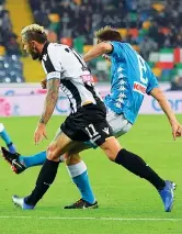  ??  ?? Prodezza Fabian Ruiz realizza così il primo dei tre gol con cui il Napoli ha battuto l’udinese (Getty Images)