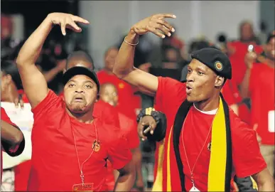  ?? /SIMPHIWE NKWALI ?? A file picture of Cosatu anti-Jacob Zuma supporters as they show signs of a shower. Cosatualig­ned unions would prefer Zuma not to address Workers’ Day celebratio­ns.