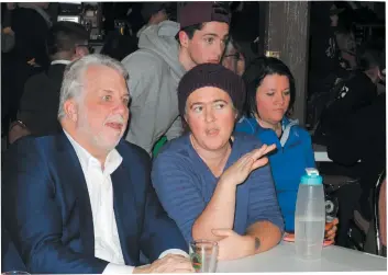  ?? PHOTO LE JOURNAL DE QUÉBEC, ROBY ST-GELAIS ?? La maman d’Éliot Grondin, Mélanie Turcotte, a pu compter sur un appui inattendu du premier ministre Philippe Couillard pour les descentes d’hier soir.