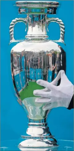  ??  ?? El trofeo de la Eurocopa.
