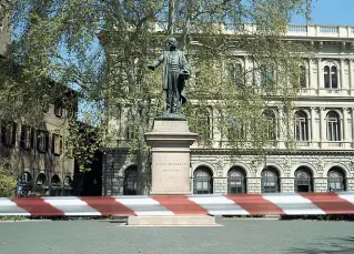  ??  ?? Simboli
A fianco, Sergio Venturi, volto dell’emergenza in Emilia Sopra, piazza Minghetti chiusa durante il lockdown