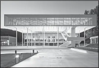  ??  ?? Zwei neue Gebäude für die Uni in Linz: Erweiterun­gsbau der Bibliothek . . .