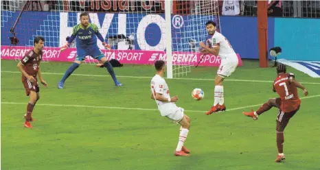  ?? FOTO: NORDPHOTO GMBH /IMAGO IMAGES ?? Schuss ins späte Glück: Mit seinem zweiten Treffer sichert Serge Gnabry (re.) dem FC Bayern den ersten Saisonsieg.