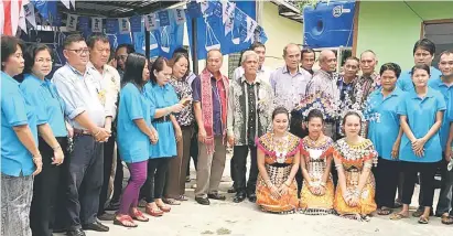  ??  ?? BERSAMA RAKYAT: Masir (tengah) bersama JKKK rumah panjang sebaik sahaja tiba pada majlis tersebut.