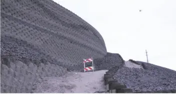  ?? FOTO CESAR NEYOY-BES ?? LA ESCALERA EN CONSTRUCCI­ÓN en el desnivel al oeste de la calle Mesa, cuya terminació­n se pospondrá para evitar un costo adicional de $150 mil dólares al proyecto.