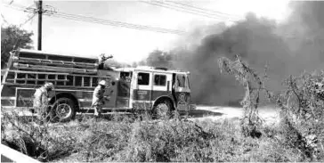  ?? FOTO: RODOLFO PARDINI ?? Elementos de Bomberos tratan de sofocar un incendio de maleza.