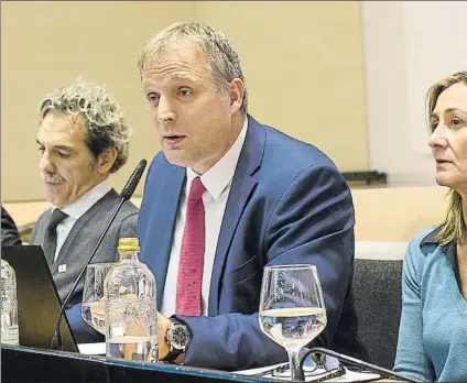  ?? FOTO: JUAN ECHEVERRÍA ?? Con margen de maniobra Pedja Savovic, durante su comparecen­cia en una Asamblea del Bilbao Basket