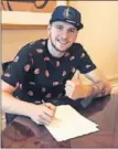  ??  ?? Doncic firma su contrato.