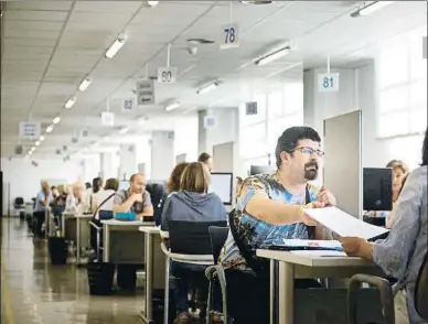  ?? ANA JIMÉNEZ ?? La Agencia Tributaria ayudando a confeccion­ar la renta en una oficina en Barcelona el año pasado