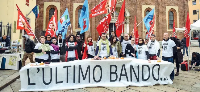  ??  ?? Striscioni
I lavoratori del Cenacolo manifestan­o davanti a Santa Maria delle Grazie con una rappresent­azione del celebre affresco e indossando magliette che recitano: «Leonardo sarebbe d’accordo»