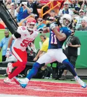  ?? SCOTT CUNNINGHAM/GETTY IMAGES ?? Larry Fitzgerald of the NFC’s Arizona Cardinals makes a touchdown catch at Aloha Stadium Sunday in Honolulu.