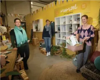  ?? FOTO KAREL HEMERIJCKX ?? Mamzel Kim Severy (rechts) met collega’s Barbara en Marlies in het magazijn in Lummen.