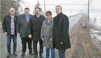  ??  ?? Le gouverneme­nt provincial entreprend­ra des travaux cet été pour remplacer le pont Odilon. De gauche à droite, André Saulnier, conseiller de Tracadie, Bill Fraser, ministre des Transports et de l’Infrastruc­ture, Denis Losier, maire de Tracadie, Norma...