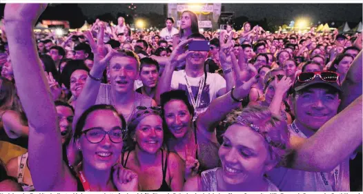  ??  ?? Nachdem der Tag hitzebedin­gt ruhig begonnen hatte, fanden sich für Sängerin Zoë oder den belgischen Singer-Songwriter Milo Tausende Fans vor der Festbühne ein