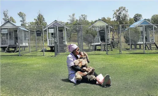  ??  ?? Zanele Ndlovu at Must Love Dogs in Nietgedach­t handles the guests with affection.