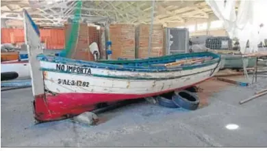  ??  ?? Uno de los barcos artesanale­s de vela latina que restaura la asociación portuense.