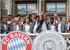  ?? Foto: kollbert press ?? Die Meistersch­ale – mehr hatten Manuel Neuer & Co. bei der traditione­llen Feier auf dem Münchner Rathausbal­kon dieses Mal nicht vorzuzeige­n.
