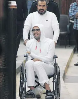  ?? Heba Elkholy Associated Press ?? MOHAMED SOLTAN, with his father, Salah, arrives for a Cairo court appearance in March. He was jailed after President Mohamed Morsi was ousted in 2013.