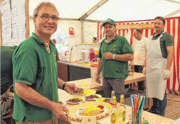  ?? FOTOS (5): SABINE RÖSCH ?? Am Cityfest beteiligen sich viele Gammerting­er Vereine. Kulinarisc­h gesehen bleiben keine Wünsche offen: Ob gut bürgerlich oder asiatisch – für jeden ist etwas dabei.