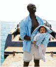  ?? Foto: Julien Panie/Tobis ?? „Halt mal kurz“: Plötzlich wird Samuel (Omar Sy) Papa.