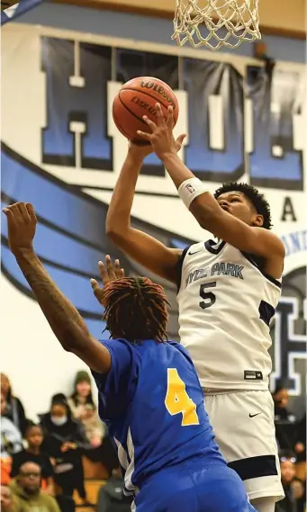  ?? KIRSTEN STICKNEY/SUN-TIMES ?? Hyde Park’s Jurrell Baldwin had 14 points and 13 rebounds Friday against Farragut.