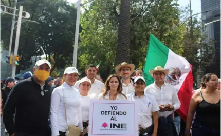  ?? ?? La diputada federal, Laura Barrera Fortoul, con vecinos del municipio sureño de Tejupilco que acudieron a la marcha por la defensa del Instituto Nacional Electoral (INE), llevada a cabo en la CDMX.