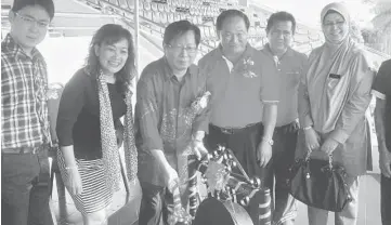  ??  ?? Lau (third from left) beats the gong to open the school athletic meet. Tang is at fourth left.