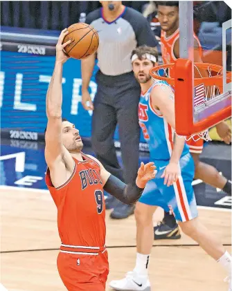  ?? / FOTO: AFP ?? Nikola Vucevic (9) retaca el balón después de dejar atrás a los defensivos.