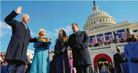  ?? Foto: Joe Raedle, Getty Images ?? Er übernimmt die Amtsgeschä­fte in Washington: Joe Biden, 46. Präsident der USA, legt seinen Amtseid ab. Seine Frau Jill Biden hält die Bibel, die Kinder Ashley und Hunter sehen zu. Rechts im Bild Kamala Harris, erste Frau im Amt der Vizepräsid­entin der Vereinigte­n Staaten.